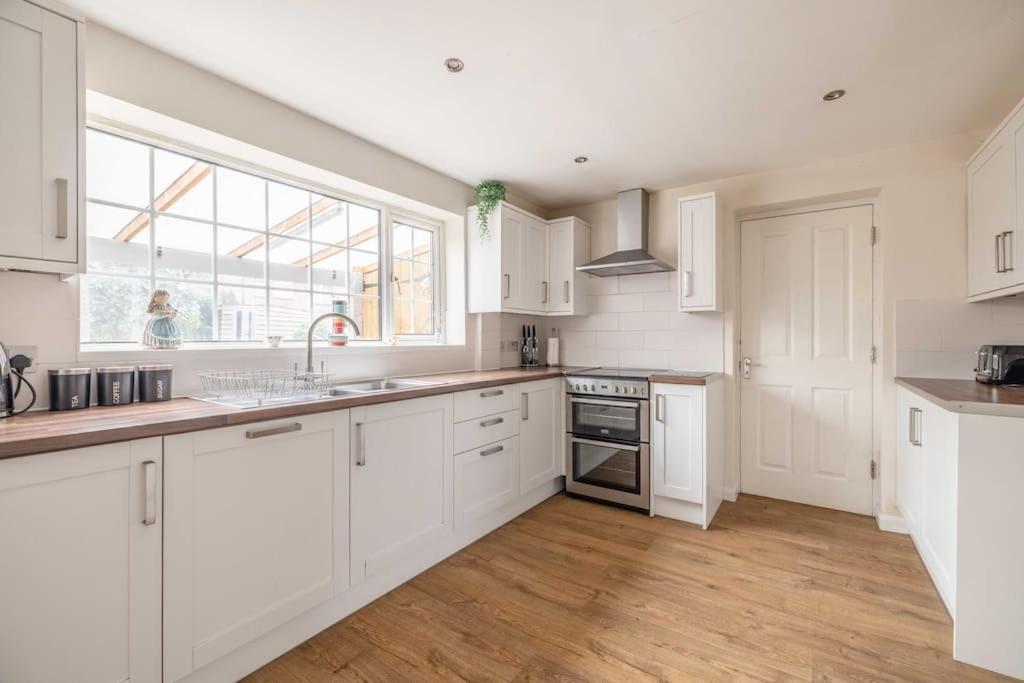 3-Bed Family Home With Parking & Large Garden Windsor Eksteriør billede